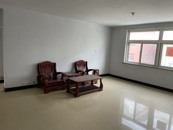出租宋家街小區(qū)住人三樓130平有草屋，三室一廳一衛(wèi)