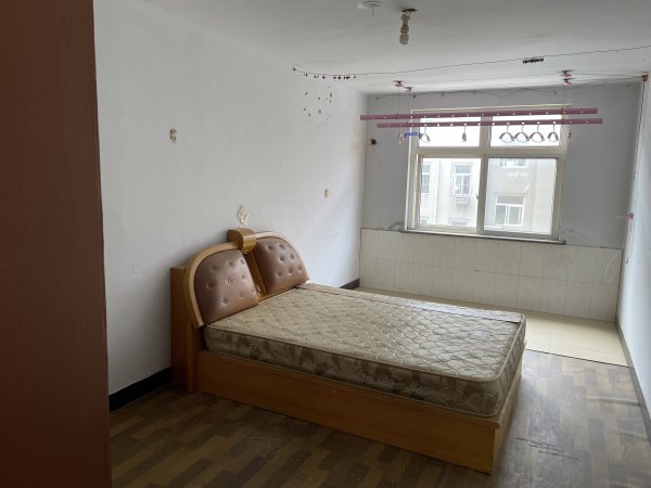 出租宋家街小區(qū)住人三樓130平有草屋，三室一廳一衛(wèi)