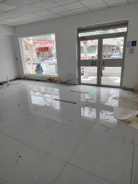 文登區(qū)峰山路五龍街北家家悅超市路南自家吉樓一樓門市房出租，剛