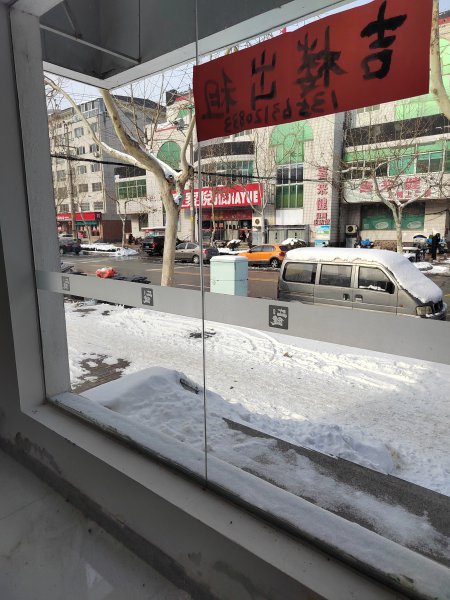 文登區(qū)峰山路五龍街北家家悅超市路南自家吉樓一樓門市房出租，剛