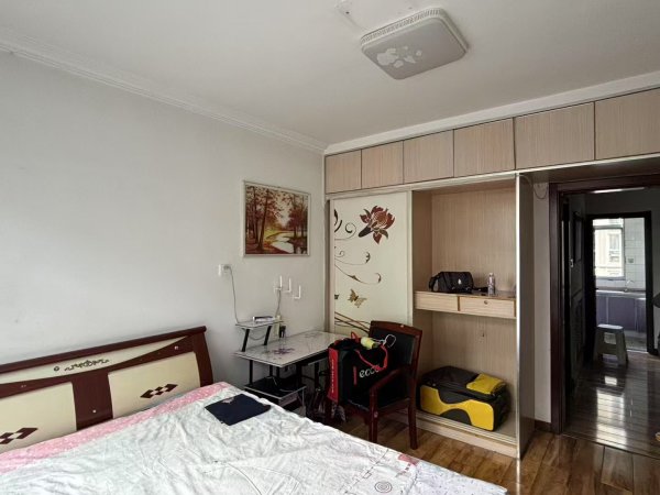 七里湯小學(xué)附近二樓精裝修家電齊全拎包入住700