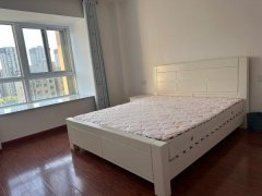 中央龍灣電梯11樓142平三室兩廳兩衛(wèi)月租2000元